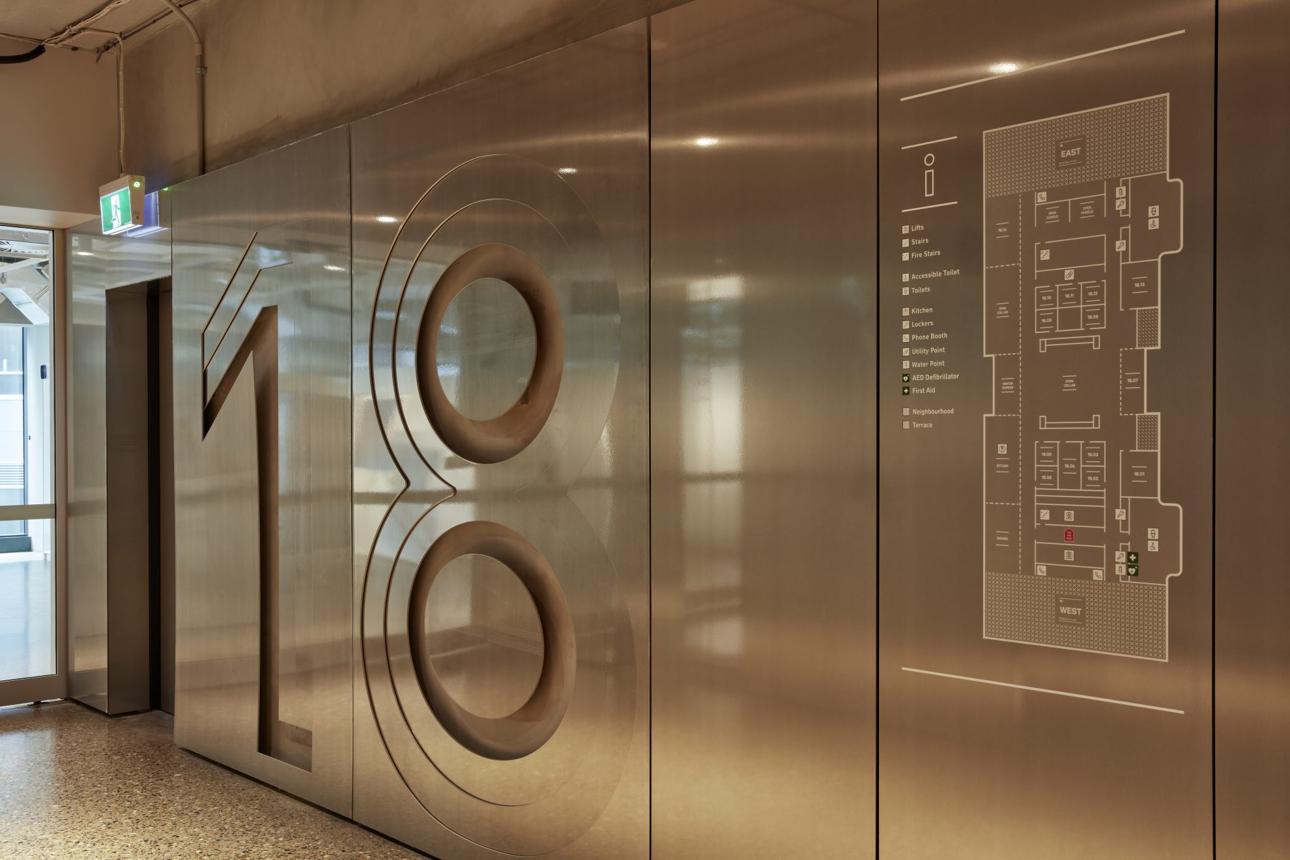 Directorio corporativo en metal — señalización arquitectónica